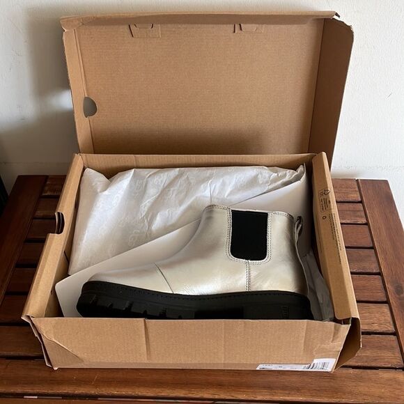 UGG Kids' Ashton Chelsea Leather Boots Silver USA Big Kid 6Y/UK5/EU38(BOX CRUSH) - Picture 14 of 15